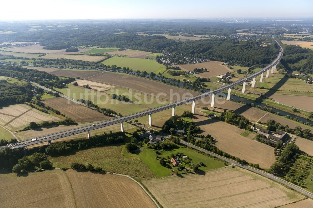 Mülheim an der Ruhr aus der Vogelperspektive: Teilweise gesperrte Ruhrtalbrücke (auch Mintarder Brücke genannt) der Bundesautobahn BAB A52 bei Mülheim an der Ruhr im Bundesland Nordrhein-Westfalen