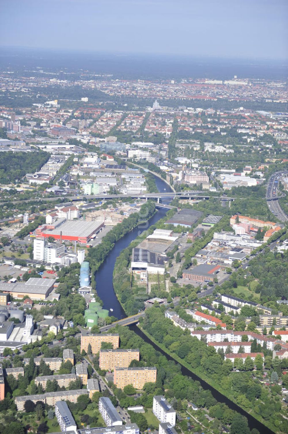 Berlin von oben - Teltowkanal, Gewerbegebiet und Kirchhof in Berlin-Tempelhof