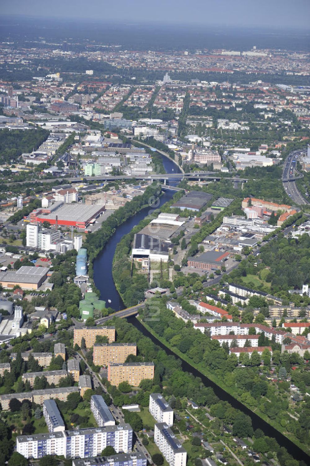 Berlin aus der Vogelperspektive: Teltowkanal, Gewerbegebiet und Kirchhof in Berlin-Tempelhof