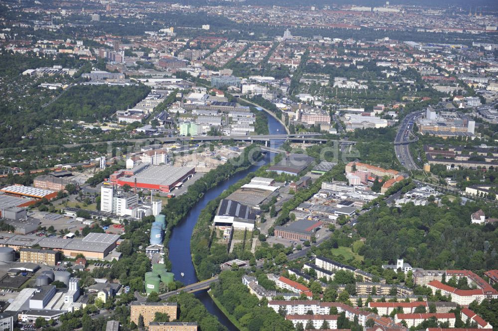 Luftbild Berlin - Teltowkanal, Gewerbegebiet und Kirchhof in Berlin-Tempelhof