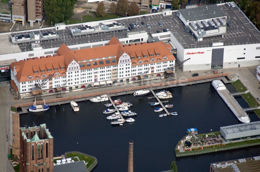 Luftaufnahme Berlin Tempelhof - Tempelhofer Hafen mit Blick auf den Elektromarkt Media Markt im Einkaufszentrum Tempelhofer Hafen am Teltowkanal im Stadtteil Tempelhof in Berlin