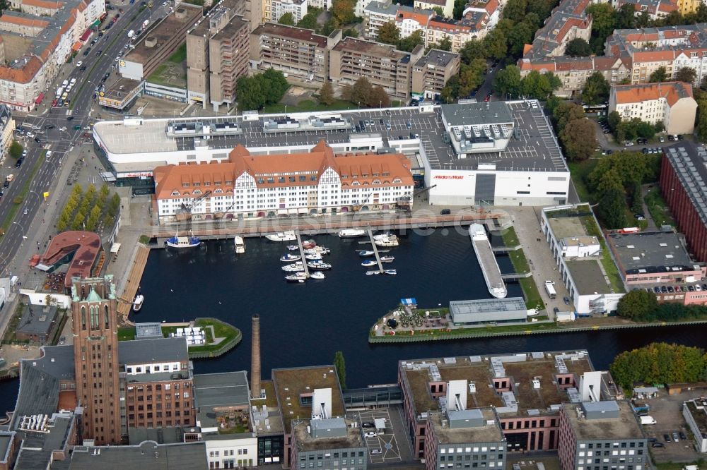 Berlin Tempelhof aus der Vogelperspektive: Tempelhofer Hafen mit Blick auf den Elektromarkt Media Markt im Einkaufszentrum Tempelhofer Hafen am Teltowkanal im Stadtteil Tempelhof in Berlin