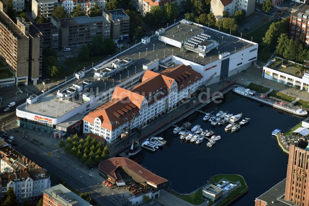 Berlin von oben - Tempelhofer Hafen mit Blick auf den Elektromarkt Media Markt im Einkaufszentrum Tempelhofer Hafen am Teltowkanal im Stadtteil Tempelhof in Berlin