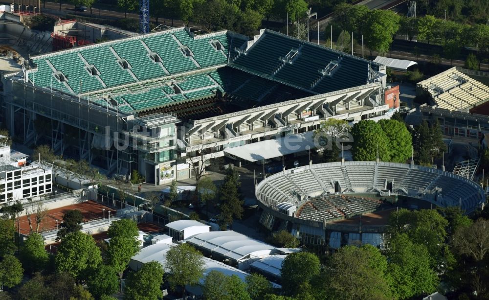 Paris aus der Vogelperspektive: Tennis- Sportstätten-Gelände der Arena des Stadion in Paris in Ile-de-France, Frankreich