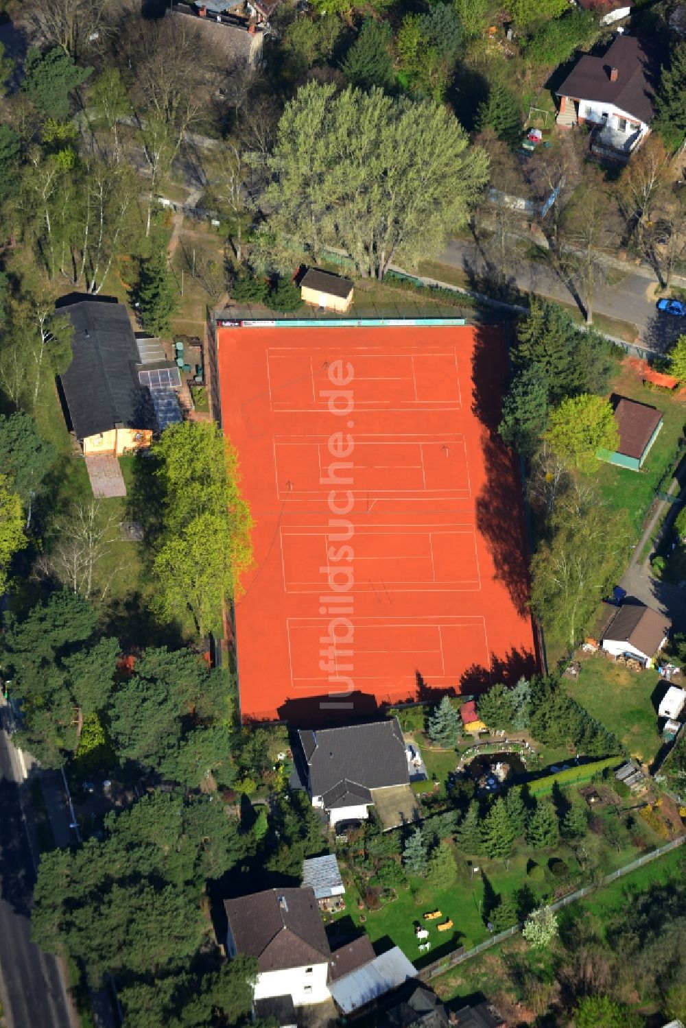 Falkensee aus der Vogelperspektive: Tennisplatz - Sportanlage des TC-Gelb-Weiß Falkensee e.V. in Falkensee im Bundesland Brandenburg