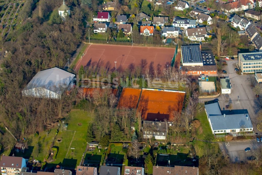 Hattingen von oben - Tennisplätze und Sportplatz am Gymnasium Waldstraße in Hattingen im Bundesland Nordrhein-Westfalen