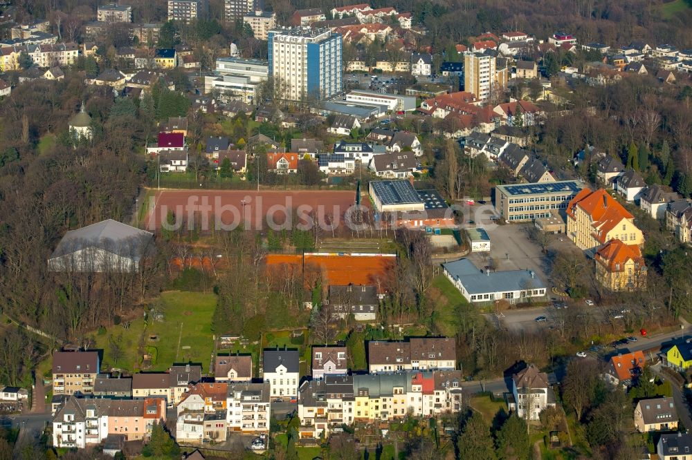 Hattingen von oben - Tennisplätze und Sportplatz am Gymnasium Waldstraße in Hattingen im Bundesland Nordrhein-Westfalen