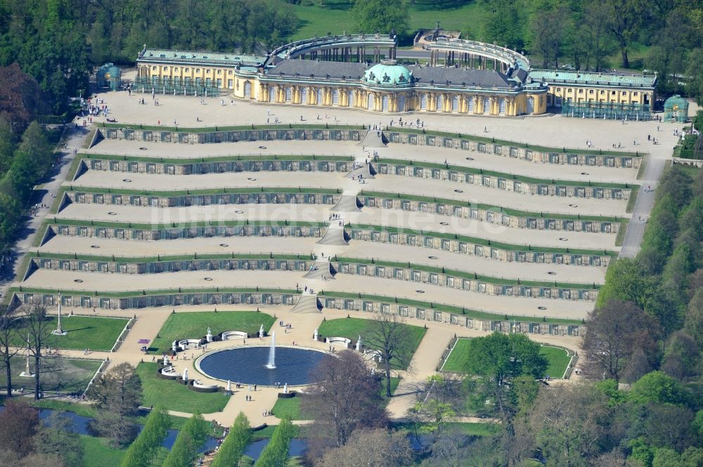 Potsdam von oben - Terassen und Große Fontäne im Schlosspark des Schloß Sanssouci in Potsdam