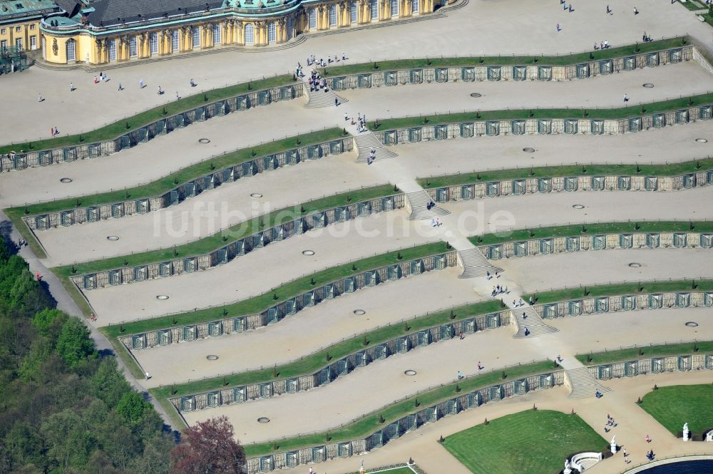 Potsdam aus der Vogelperspektive: Terassen und Große Fontäne im Schlosspark des Schloß Sanssouci in Potsdam