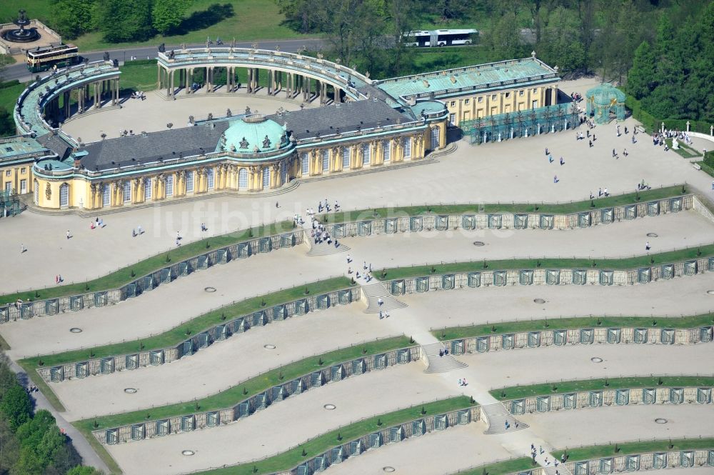 Luftbild Potsdam - Terassen und Große Fontäne im Schlosspark des Schloß Sanssouci in Potsdam