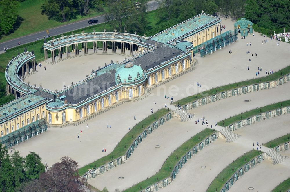 Luftaufnahme Potsdam - Terassen und Große Fontäne im Schlosspark des Schloß Sanssouci in Potsdam