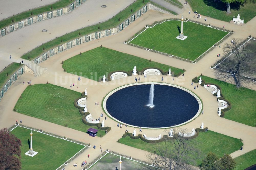 Luftbild Potsdam - Terassen und Große Fontäne im Schlosspark des Schloß Sanssouci in Potsdam