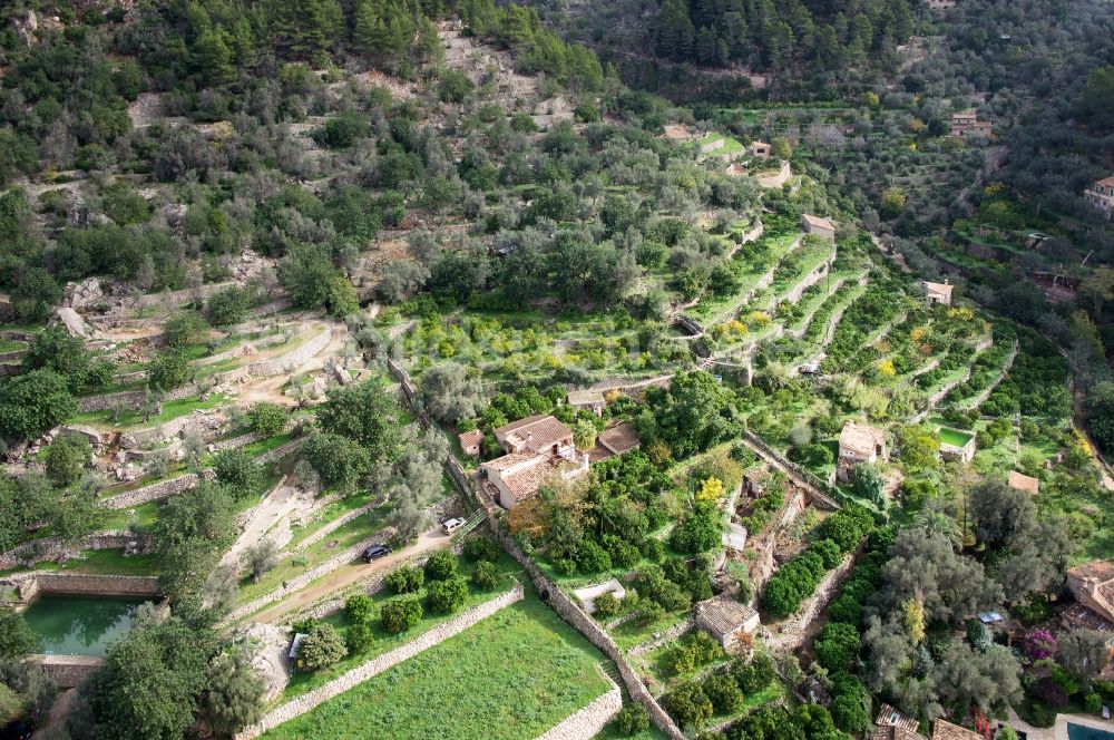 Fornalutx aus der Vogelperspektive: Terassenförmige Wohnhäuser und Obstgärten bei Fornalutx auf den Balearische Inseln in Spanien