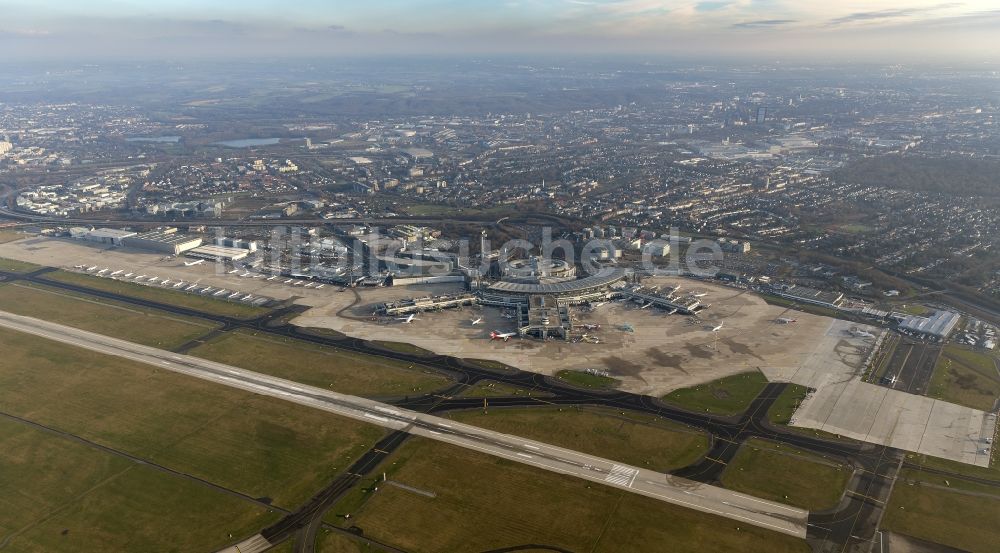 Luftbild Düsseldorf - Terminal und Abfertigungsanlagen am Flughafen Düsseldorf im Bundesland Nordrhein-Westfalen
