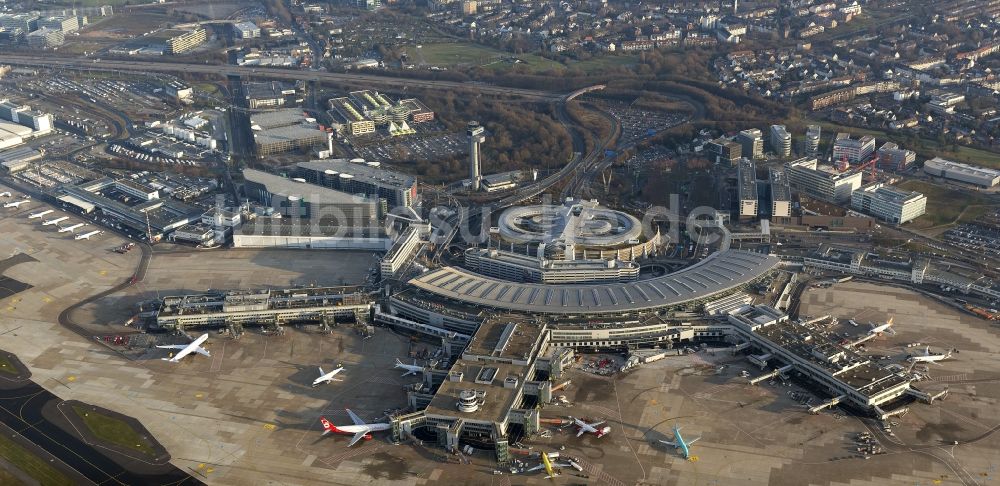 Düsseldorf von oben - Terminal und Abfertigungsanlagen am Flughafen Düsseldorf im Bundesland Nordrhein-Westfalen
