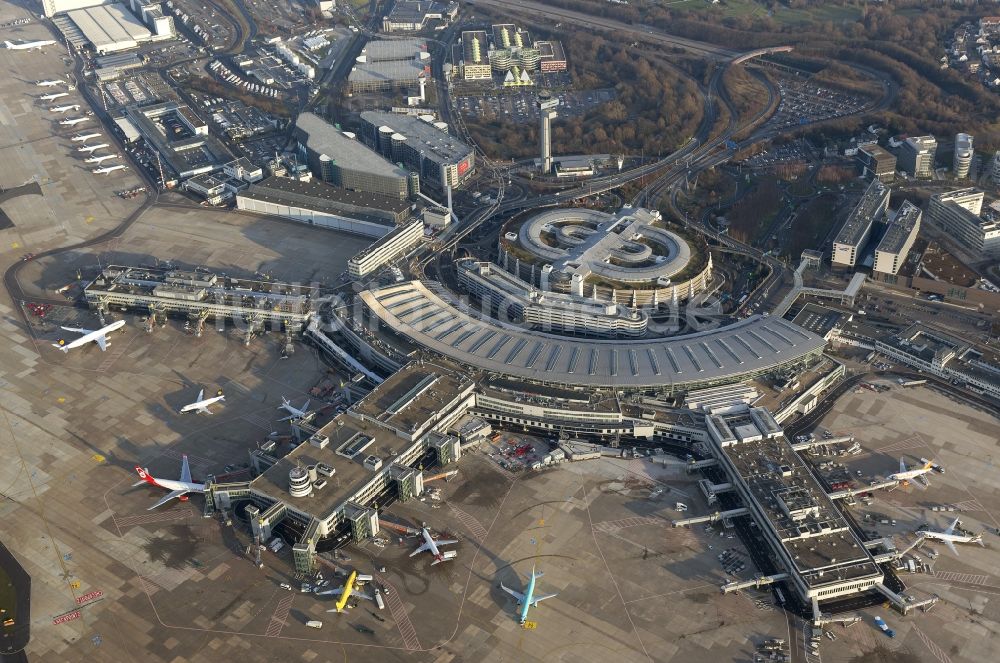 Düsseldorf aus der Vogelperspektive: Terminal und Abfertigungsanlagen am Flughafen Düsseldorf im Bundesland Nordrhein-Westfalen
