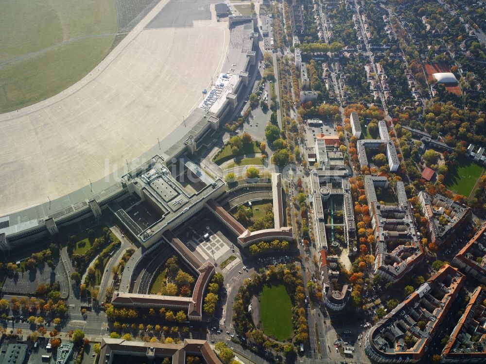 Berlin Tempelhof von oben - Terminal und ehemaliges Empfangsgebäude mit Rundbogen am Platz der Luftbrücke am stillgelegten Rollfeld des Flughafen Berlin - Tempelhof