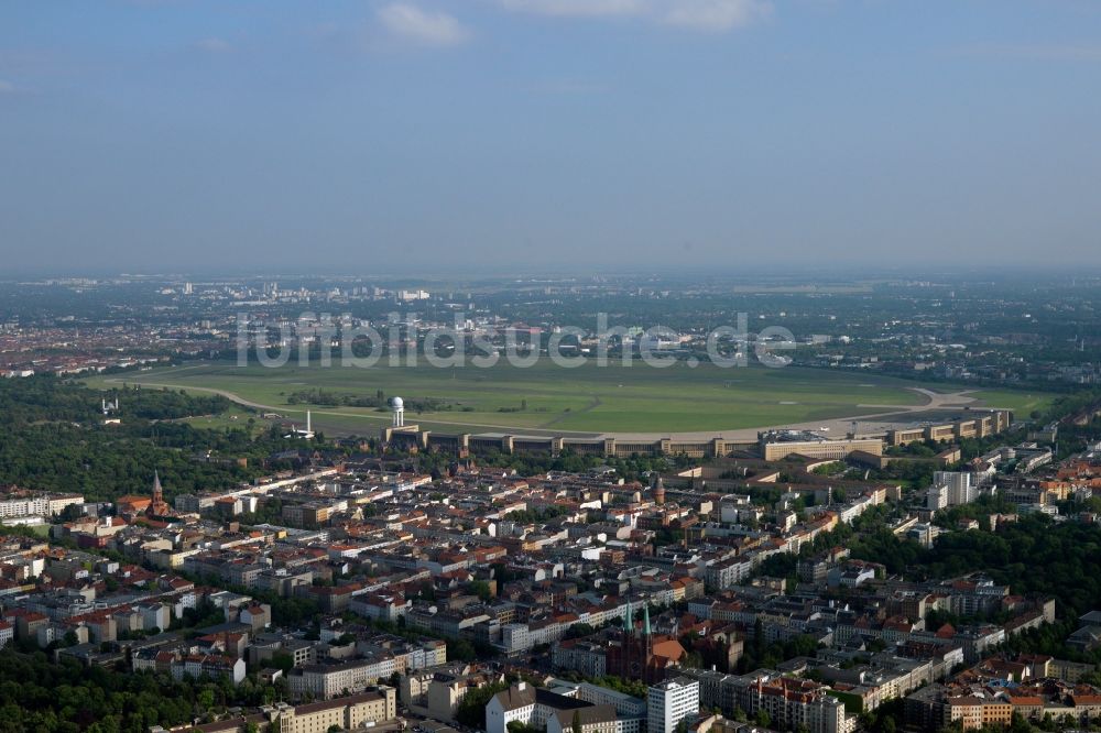 Berlin aus der Vogelperspektive: Terminal und ehemaliges Empfangsgebäude mit Rundbogen am Platz der Luftbrücke am stillgelegten Rollfeld des Flughafen Berlin - Tempelhof