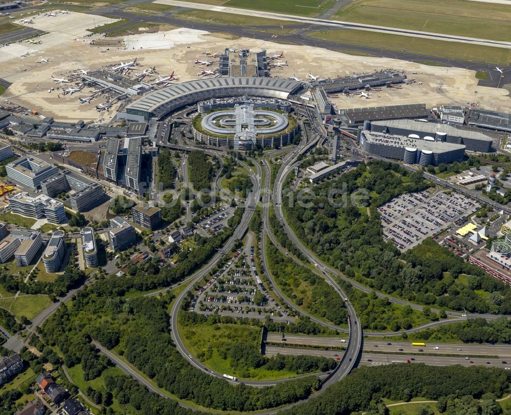 Düsseldorf von oben - Terminal des Flughafen Düsseldorf International im Bundesland Nordrhein-Westfalen