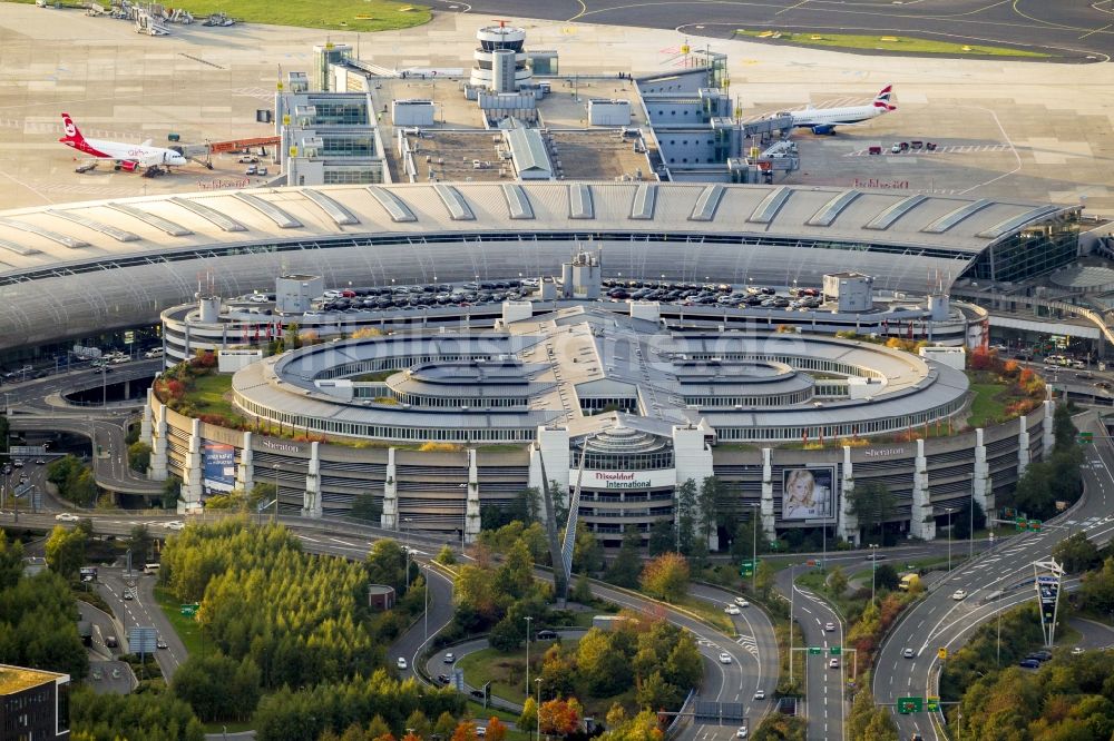 Luftaufnahme Düsseldorf - Terminal am Flughafen Düsseldorf im Bundesland Nordrhein-Westfalen