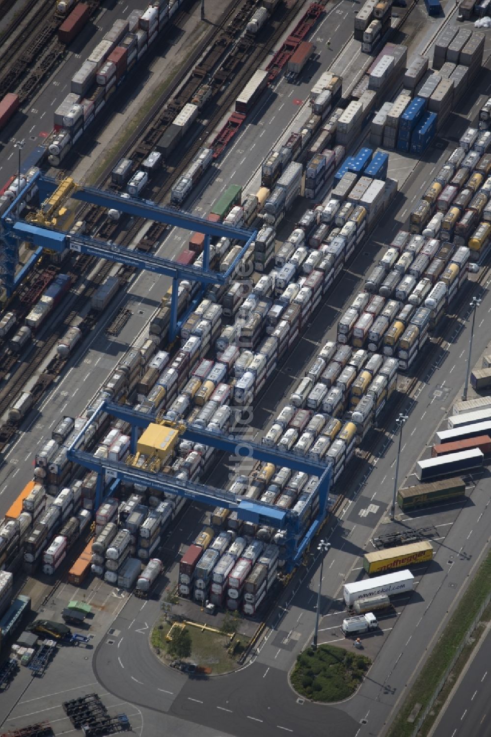 Mannheim von oben - Terminal und Kaianlagen der MCT Mannheimer Container Terminal Rhein-Neckar GmbH in Mannheim im Bundesland Baden-Württemberg