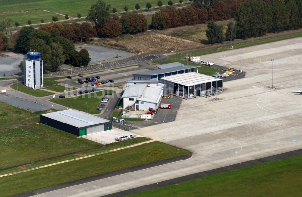 Cochstedt aus der Vogelperspektive: Terminal und Rollfeld des Flughafen Cochstedt im Bundesland Sachsen-Anhalt