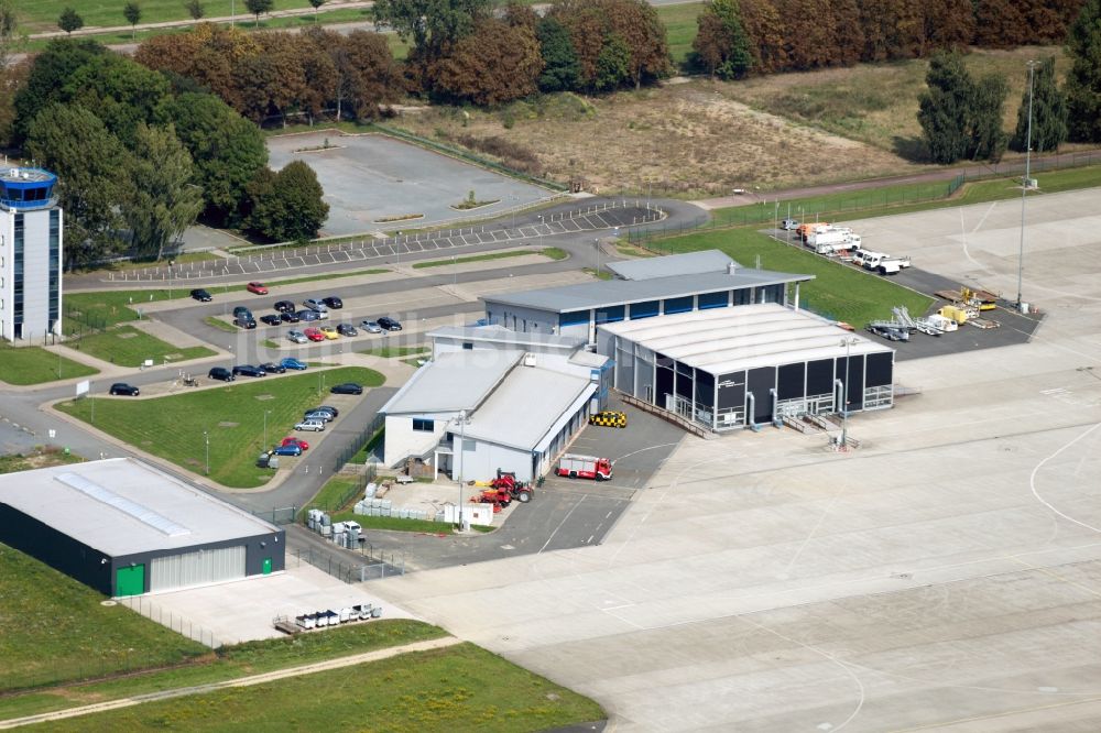 Luftbild Cochstedt - Terminal und Rollfeld des Flughafen Cochstedt im Bundesland Sachsen-Anhalt