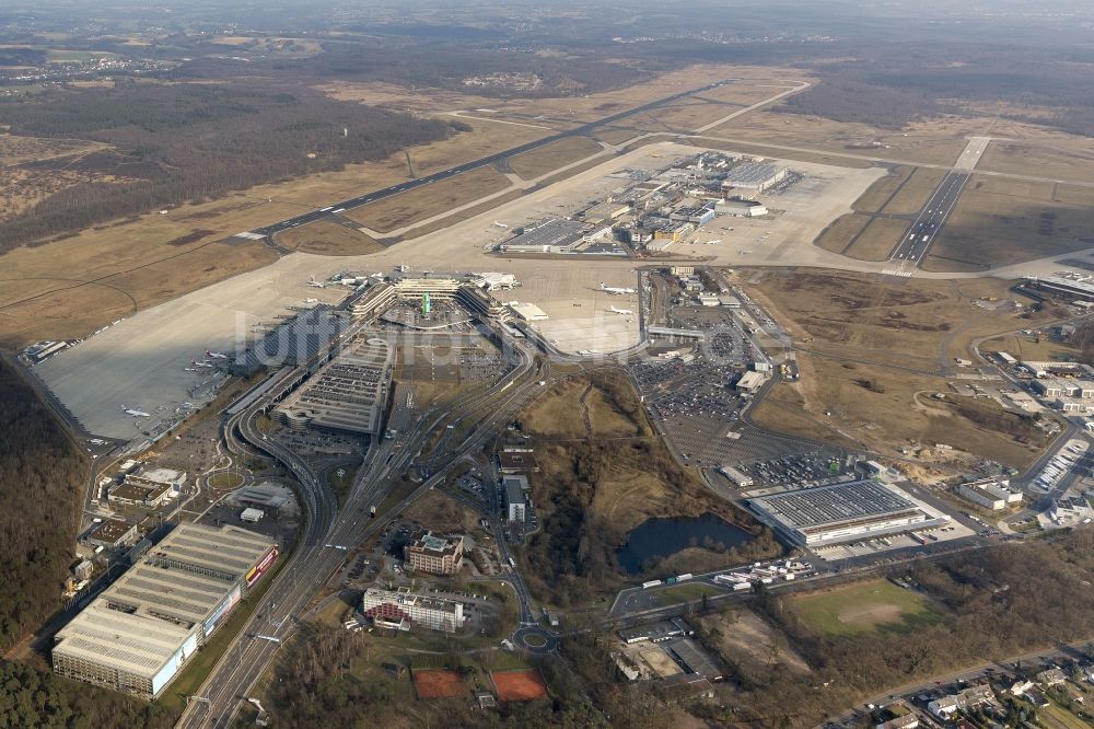 KÖLN aus der Vogelperspektive: Terminal, Rollwege Start- und Landebahn am Flughafen Köln/Bonn „Konrad Adenauer“ in Köln in Nordrhein-Westfalen