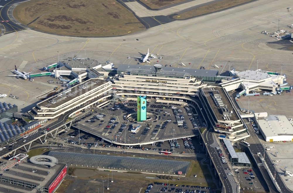 KÖLN aus der Vogelperspektive: Terminal, Rollwege Start- und Landebahn am Flughafen Köln/Bonn „Konrad Adenauer“ in Köln in Nordrhein-Westfalen