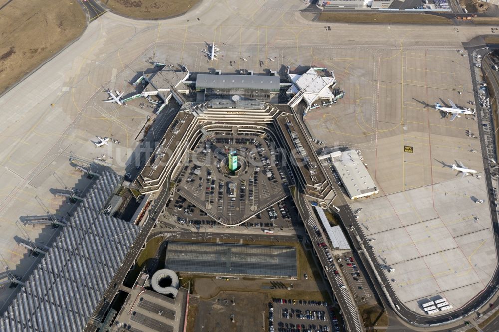 KÖLN von oben - Terminal, Rollwege Start- und Landebahn am Flughafen Köln/Bonn „Konrad Adenauer“ in Köln in Nordrhein-Westfalen