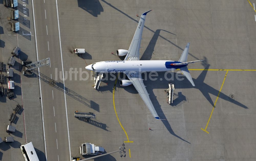 KÖLN von oben - Terminal, Rollwege Start- und Landebahn am Flughafen Köln/Bonn „Konrad Adenauer“ in Köln in Nordrhein-Westfalen