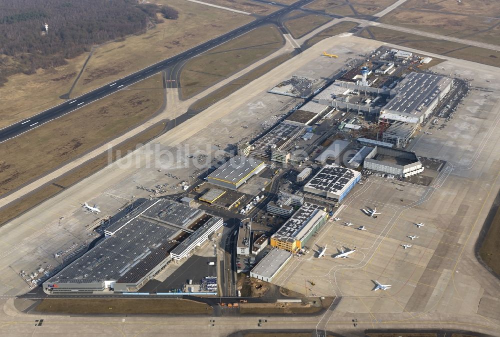 KÖLN von oben - Terminal, Rollwege Start- und Landebahn am Flughafen Köln/Bonn „Konrad Adenauer“ in Köln in Nordrhein-Westfalen