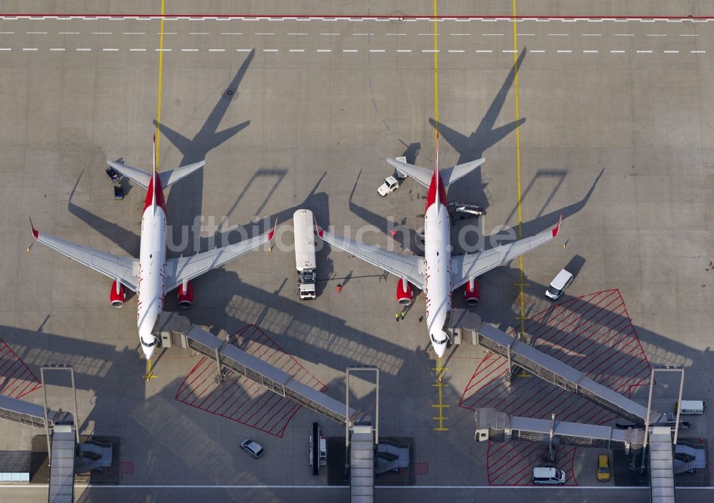 KÖLN aus der Vogelperspektive: Terminal, Rollwege Start- und Landebahn am Flughafen Köln/Bonn „Konrad Adenauer“ in Köln in Nordrhein-Westfalen