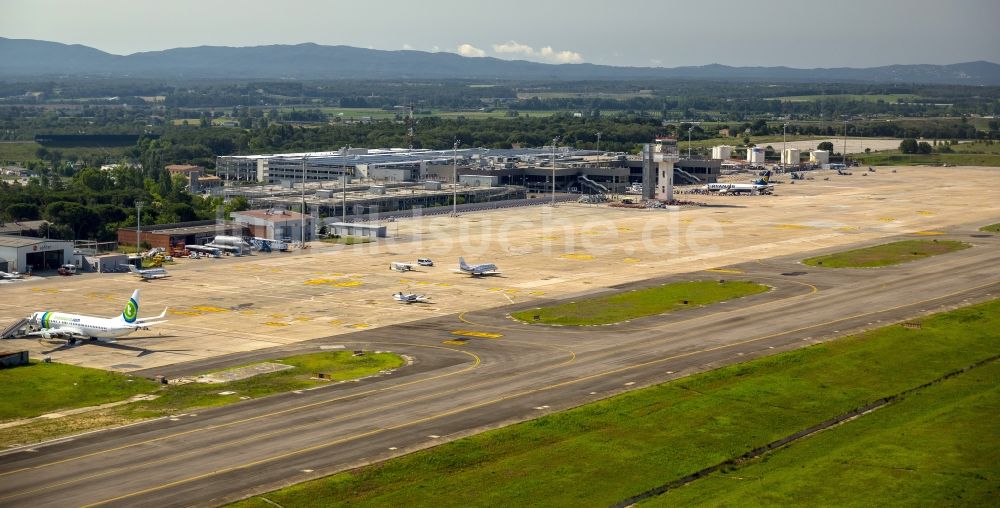 Luftaufnahme Vilobi de Onyar - Terminal und Start- und Rollbahnen des Flughafen Girona in Vilobi de Onyar in Girona in Spanien