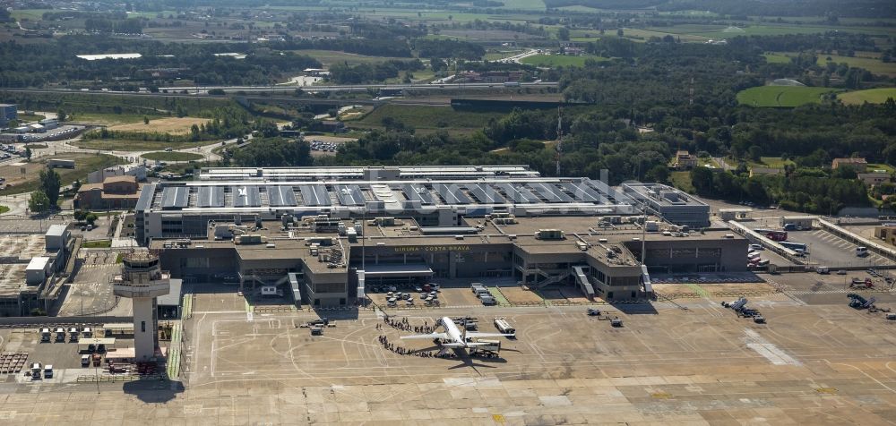 Vilobi de Onyar von oben - Terminal und Start- und Rollbahnen des Flughafen Girona in Vilobi de Onyar in Girona in Spanien