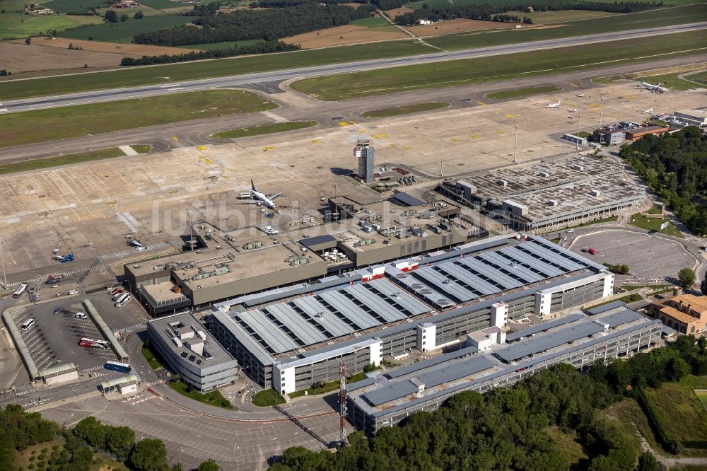 Luftbild Vilobi de Onyar - Terminal und Start- und Rollbahnen des Flughafen Girona in Vilobi de Onyar in Girona in Spanien