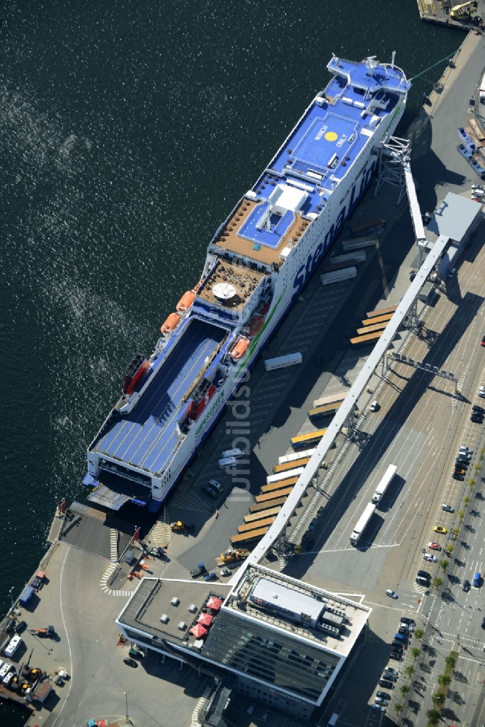 Luftaufnahme Kiel - Terminalgebäude am Schwedenkai und Fähre der Stena Line in Kiel im Bundesland Schleswig-Holstein