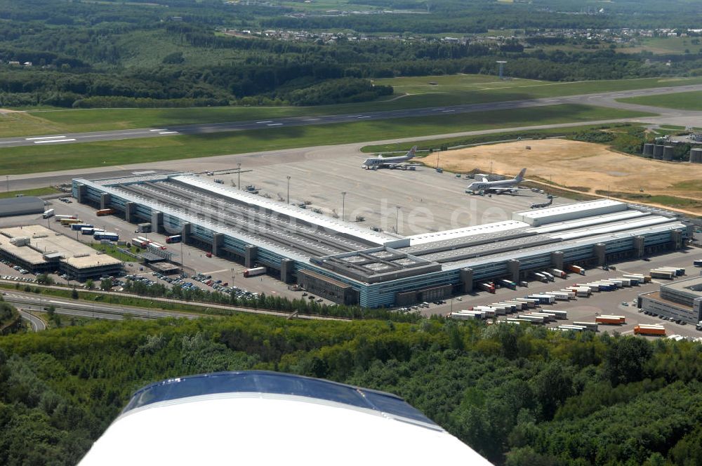 Luxemburg aus der Vogelperspektive: Terminals der Cargolux Airlines International S.A. (kurz: Cargolux) am Flughafen Luxemburg