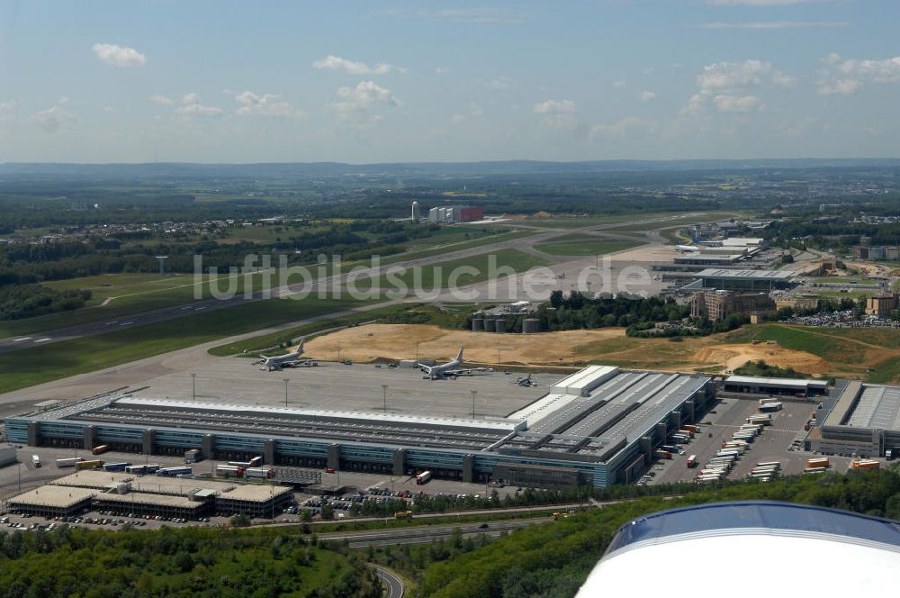 Luxemburg von oben - Terminals der Cargolux Airlines International S.A. (kurz: Cargolux) am Flughafen Luxemburg