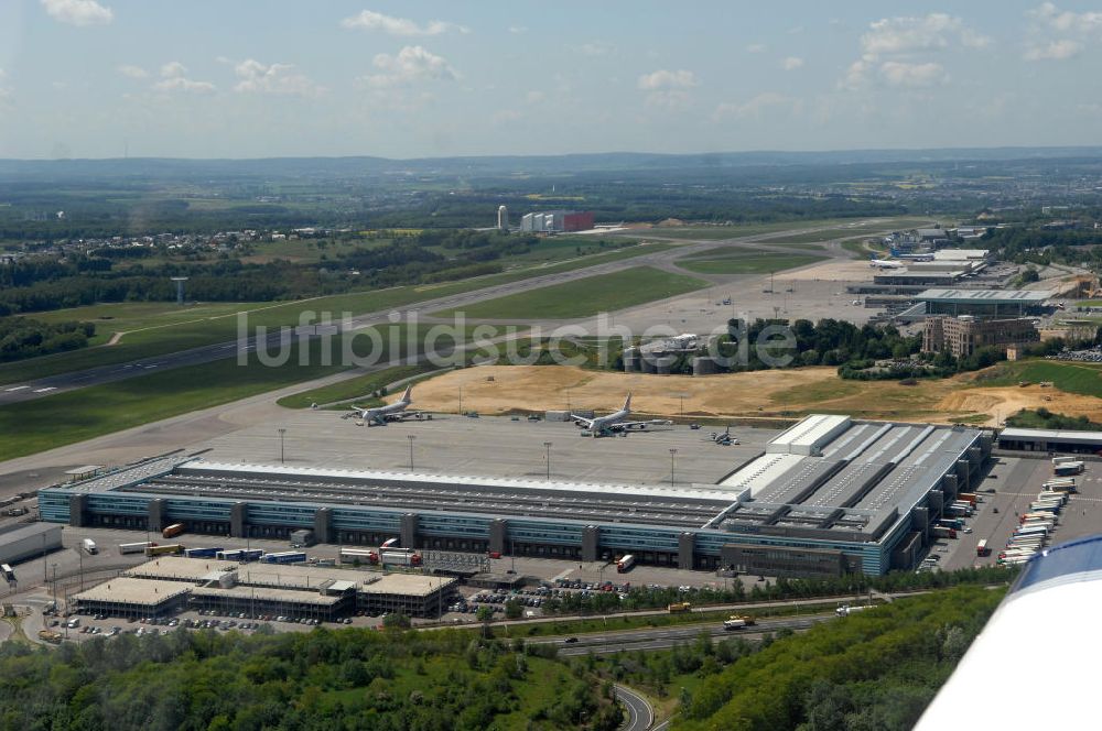 Luxemburg aus der Vogelperspektive: Terminals der Cargolux Airlines International S.A. (kurz: Cargolux) am Flughafen Luxemburg