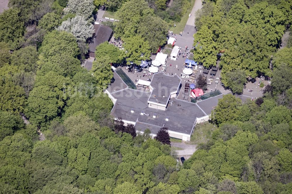 Berlin aus der Vogelperspektive: Terrassencafe mit Besuchern im Tierpark im Ortsteil Friedrichsfelde im Bezirk Lichtenberg in Berlin