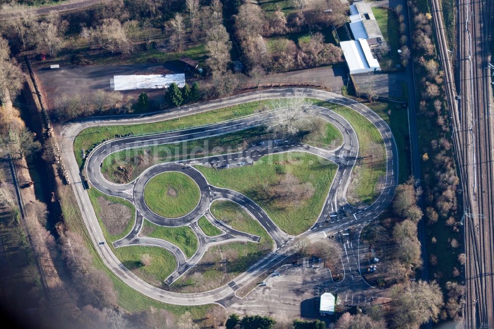 Karlsruhe von oben - Teststrecke und Übungsplatz zur Ausbildung im Fahrsicherheitszentrum im Ortsteil Knielingen in Karlsruhe im Bundesland Baden-Württemberg, Deutschland