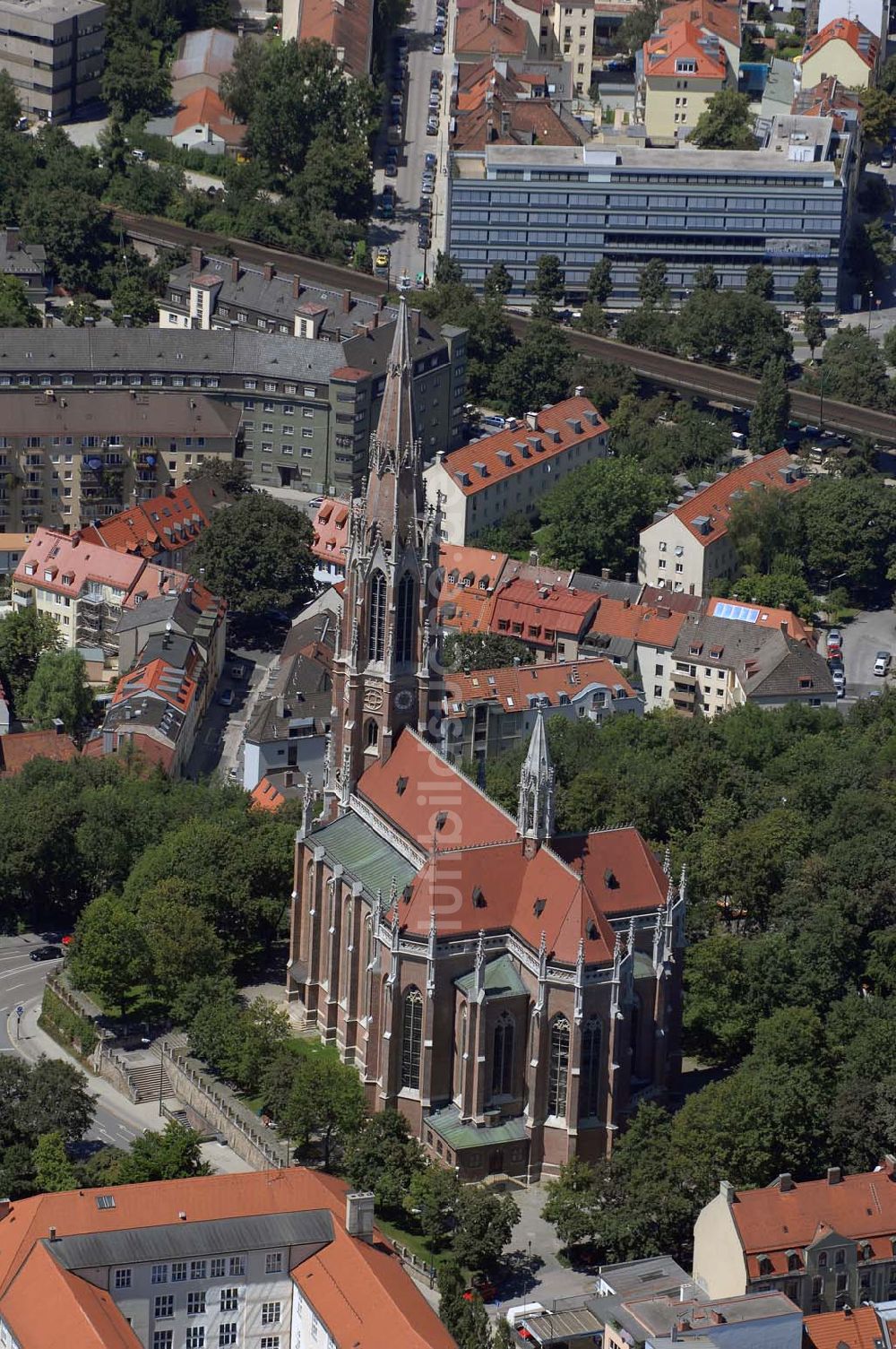 München von oben - /07/15 The Catholic Heilig-Kreuz church is the last completely preserved neo-gothic church of Munich