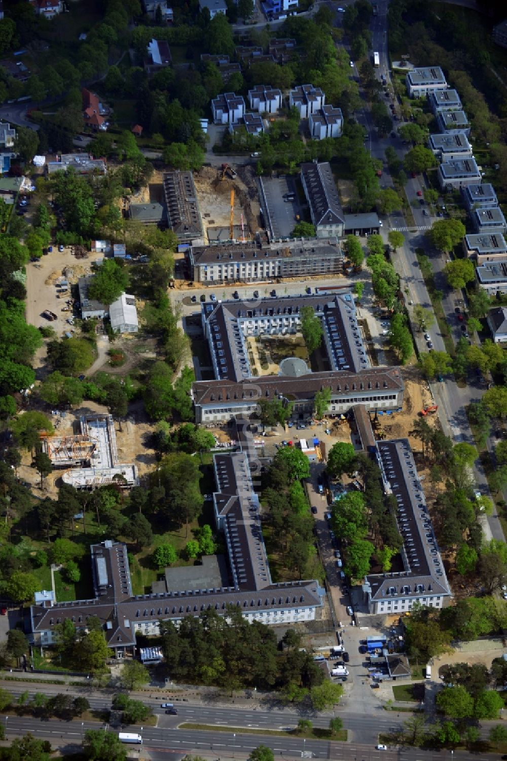 Berlin von oben - The metropolitan gardens Immobilienareal an der Clayallee im ORtsteil Dahlem von Berlin