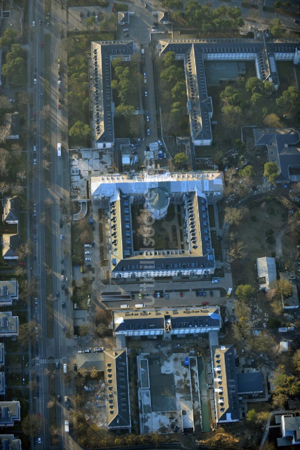 Luftaufnahme Berlin - The metropolitan gardens Immobilienareal an der Clayallee im ORtsteil Dahlem von Berlin