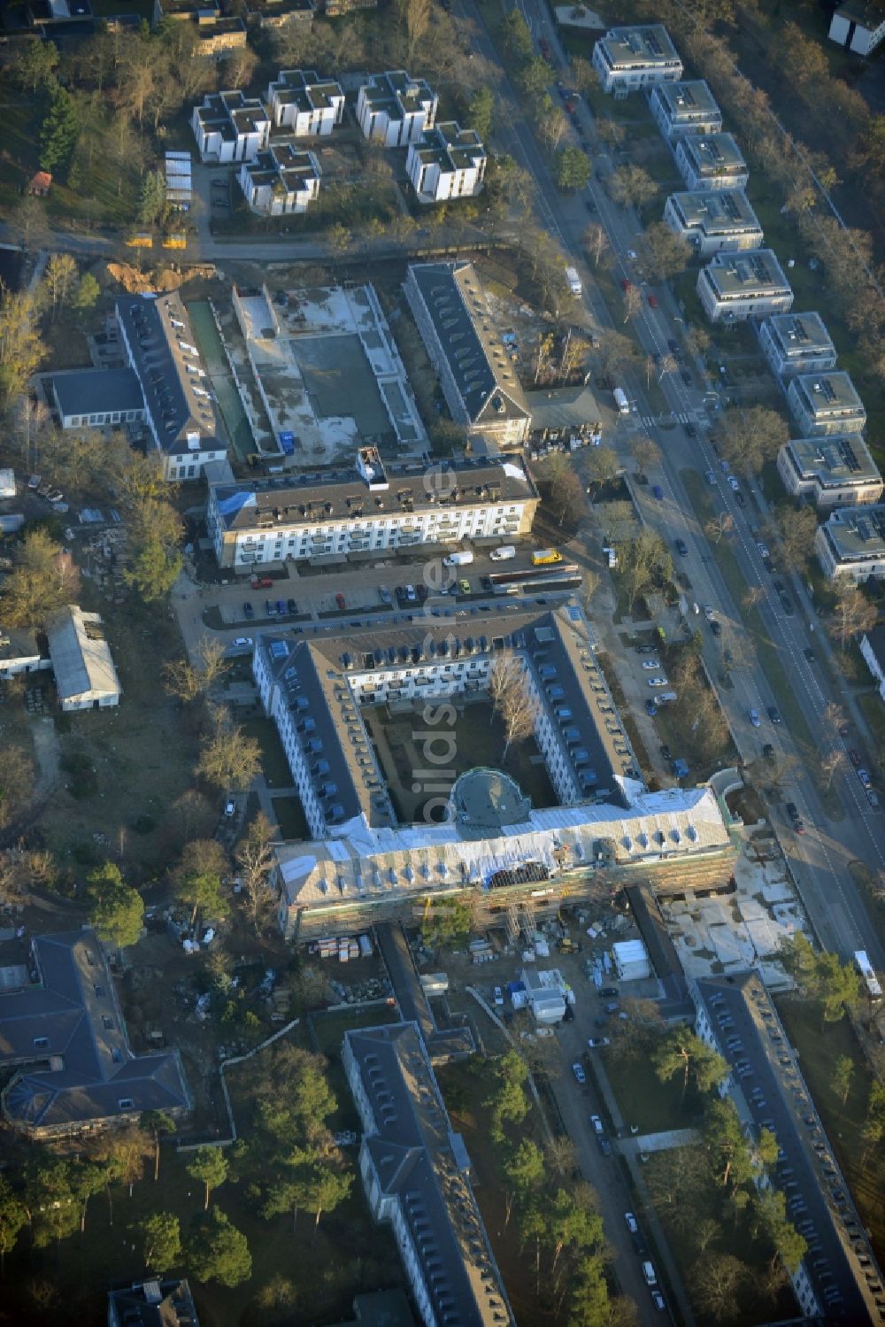 Luftaufnahme Berlin - The metropolitan gardens Immobilienareal an der Clayallee im ORtsteil Dahlem von Berlin