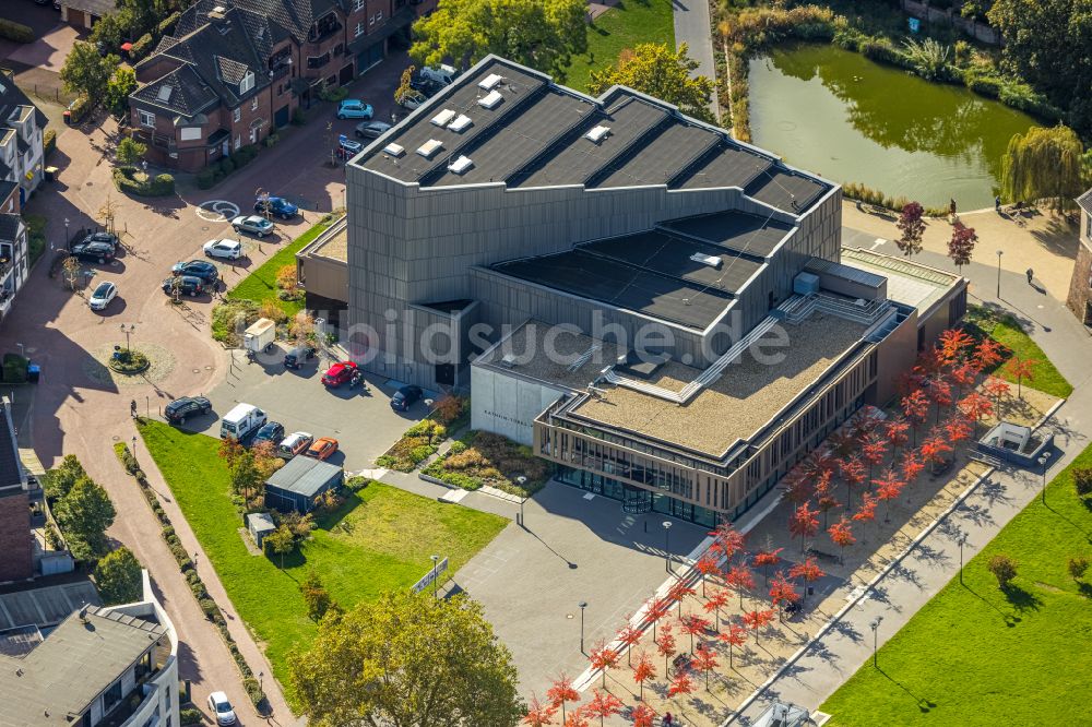 Dinslaken von oben - Theater Kathrin-Türks-Halle in Dinslaken im Bundesland Nordrhein-Westfalen, Deutschland