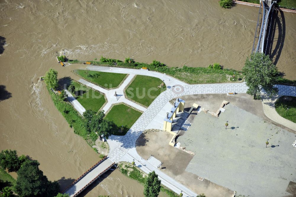 Luftaufnahme Gubin - Theaterinsel an der Neiße in Gubin mit Hochwasser