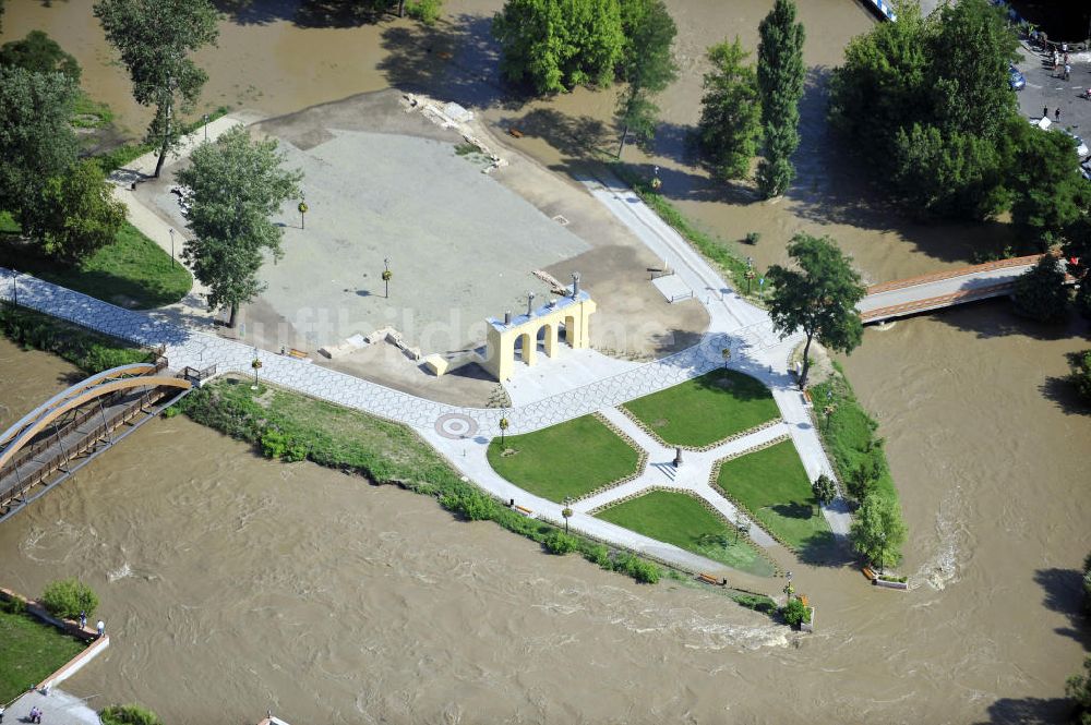 Luftaufnahme Gubin - Theaterinsel an der Neiße in Gubin mit Hochwasser