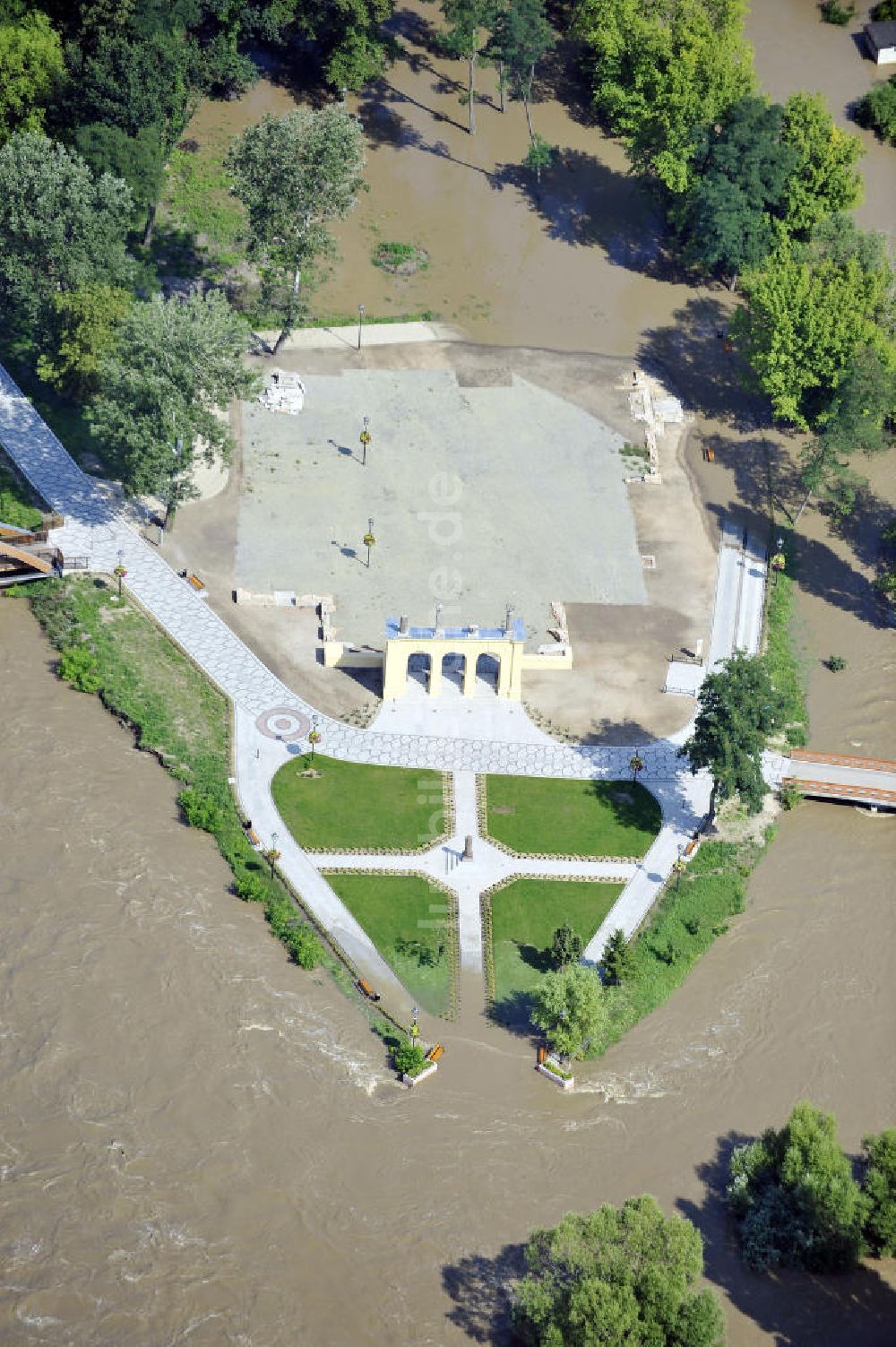 Gubin aus der Vogelperspektive: Theaterinsel an der Neiße in Gubin mit Hochwasser